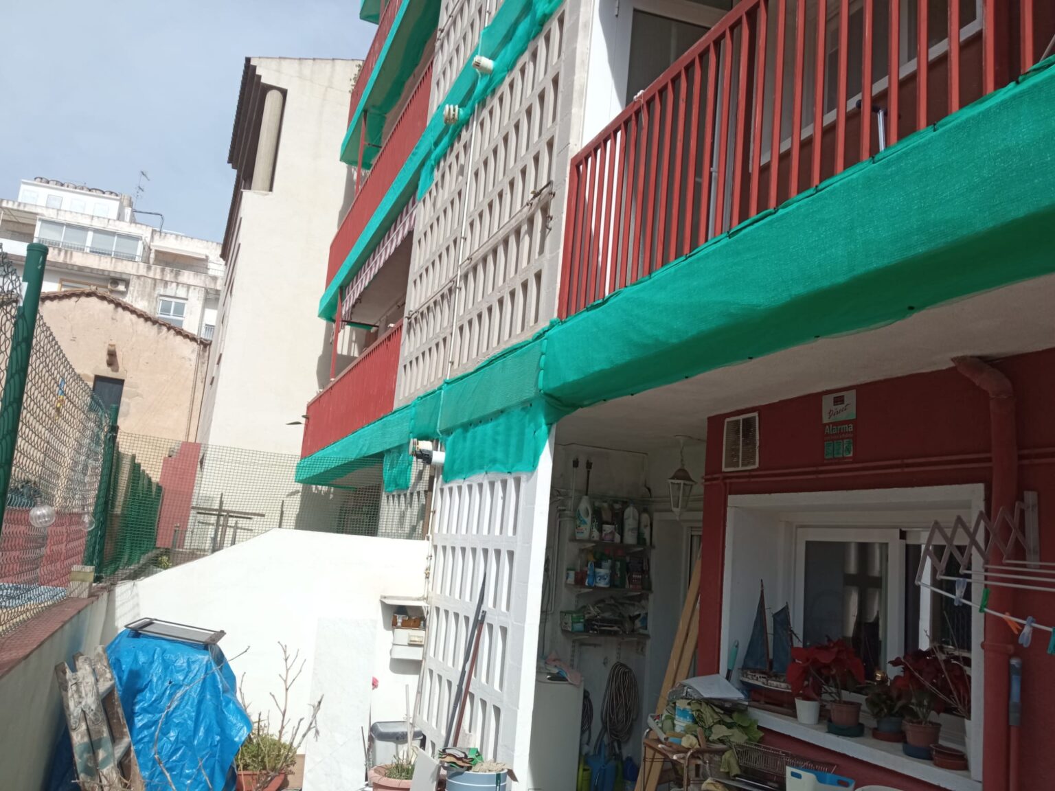Mantenimiento y pintura de fachadas en altura en Maresme RR Soluciones