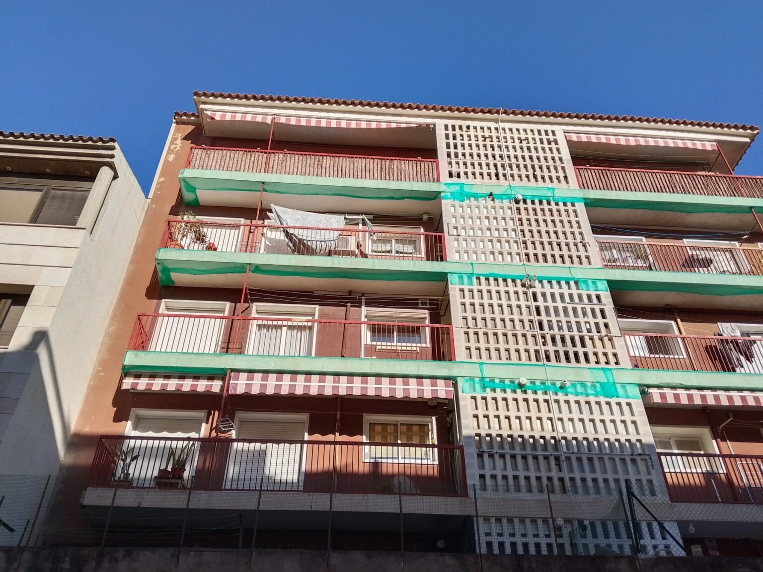 Limpieza técnica de fachadas y muros cortina en altura en Maresme