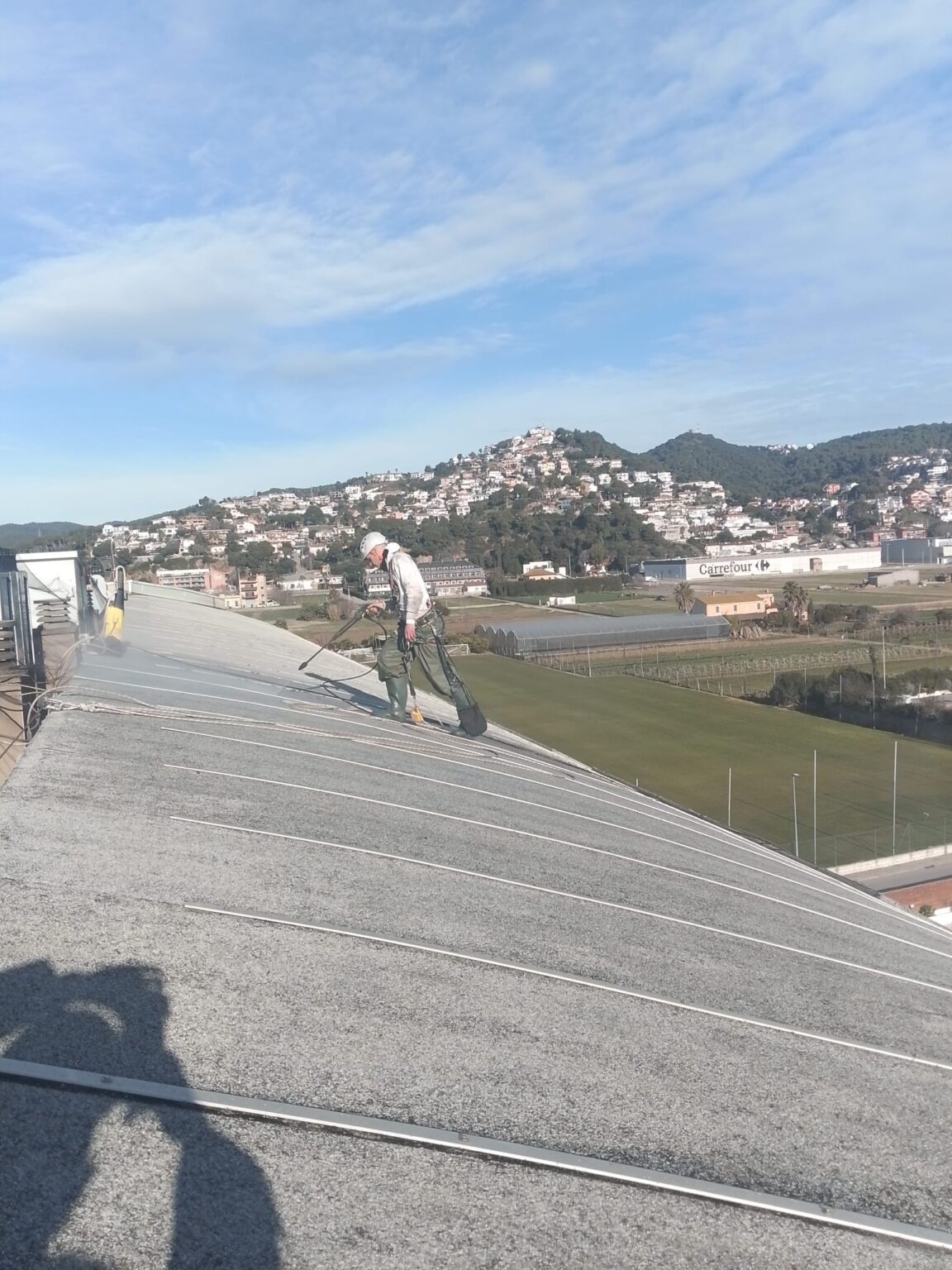 Limpieza y mantenimiento de naves industriales en altura en Maresme