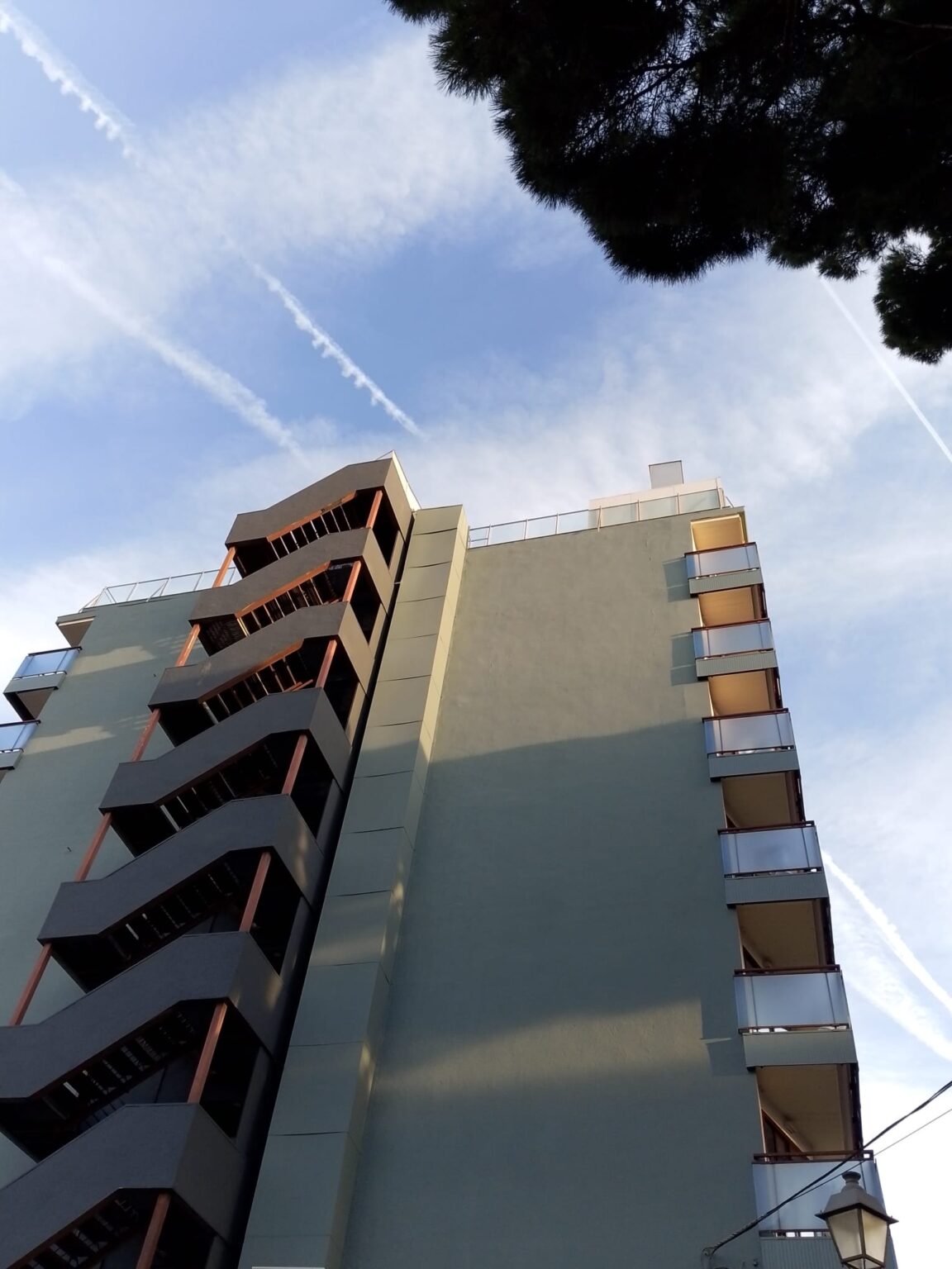 Limpieza de canalones y tejados en altura en Maresme RR Soluciones