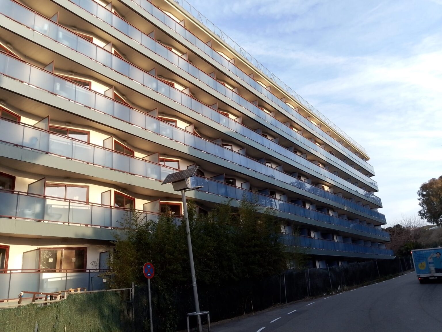 Pintura de patios interiores y medianeras mediante trabajos verticales en Maresme